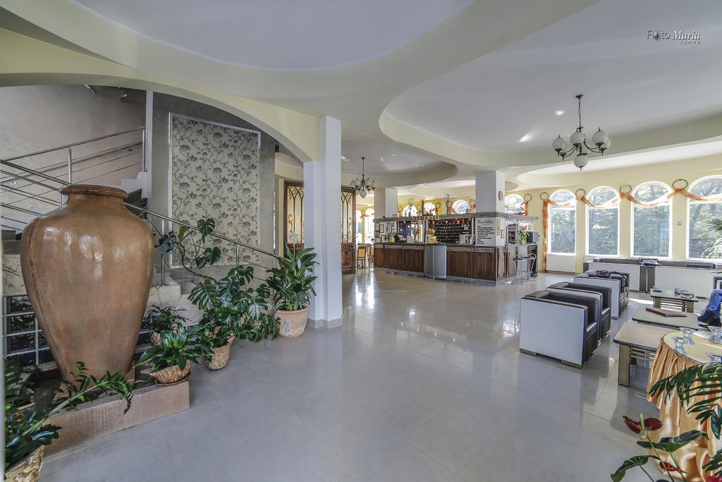 Hotel Golden Spirit Байле Херкулане Екстериор снимка