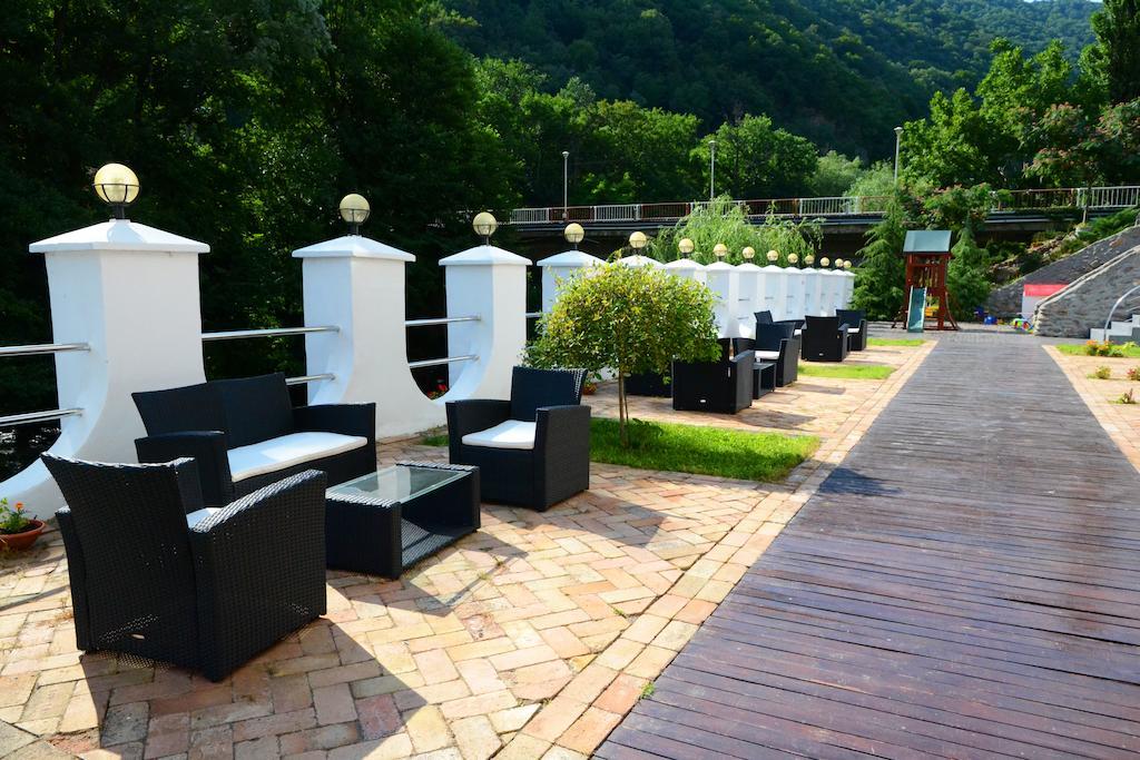Hotel Golden Spirit Байле Херкулане Екстериор снимка